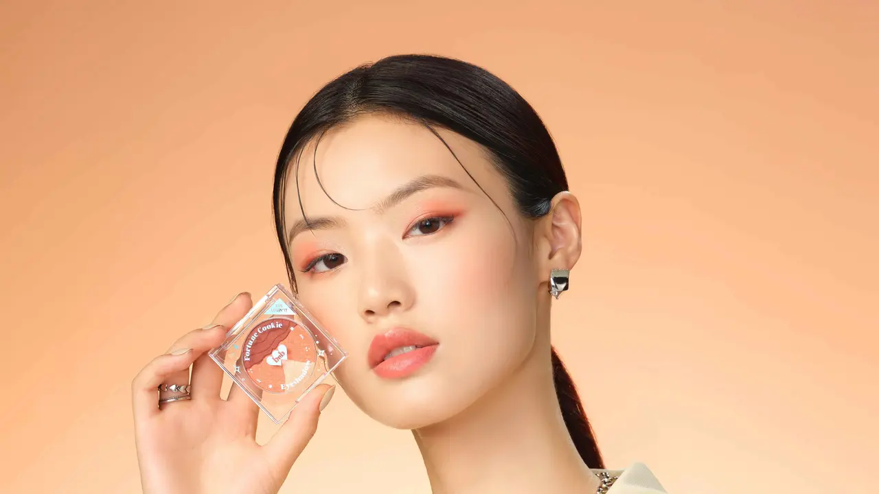 7 Cara yang Bikin Makeup Glowing dan Tahan Lama Sepanjang Hari