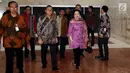 Ketua Dewan Pengarah Badan Pembinaan Ideologi Pancasila (BPIP) Megawati Soekarnoputri didampingi Ketua MPR Zulkifli Hasan usai menggelar acara Silaturahmi UKP PIP/BPIP dengan MPR RI di Senayan, Jakarta, Rabu (14/3). (Liputan6.com/JohanTallo)