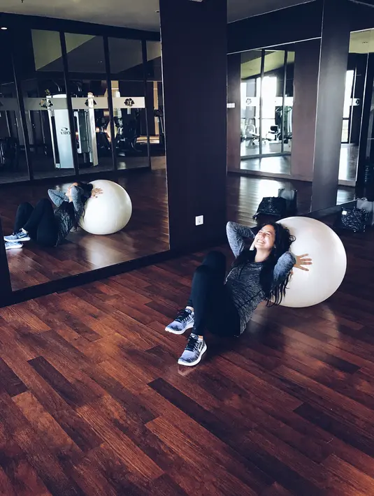 Bukan hanya menyelam dan lari, namun Pevita juga hobi banget olahraga pilates seperti ini. Secara otomatis, gaya nya sporty banget dengan training dan sepatu olahraganya. (Instagram/pevpearce)