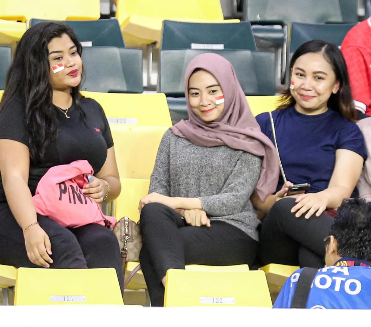 Di tengah laga kedua grup A Piala Dunia U-17 2023 antara Timnas Indonesia U-17 Vs Timnas Panama U-17 yang memetik hasil 1-1 tampak dihadiri para suporter cantik yang duduk di bangku tribun penonton di Stadion Gelora Bung Tomo, Surabaya, Senin (13/11/202