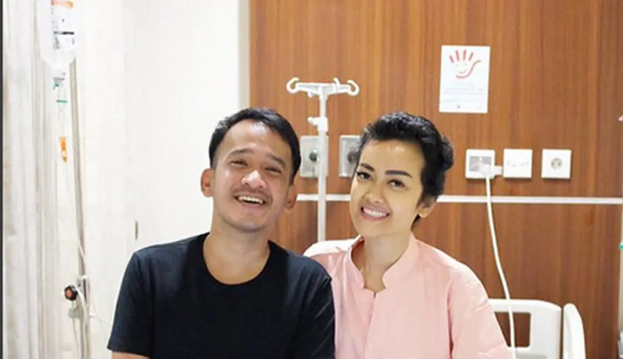 "Lanjut nengok sahabatku, Cepet sembuh ya yuli, cepet kembali seperti dulu lagi dengan keceriaan @juliaperrezz gw cuman mau liat lo sembuh, udah itu aja" tulis pemeran dan presenter Ruben Onsu. (Instagram/juliaperrezz)