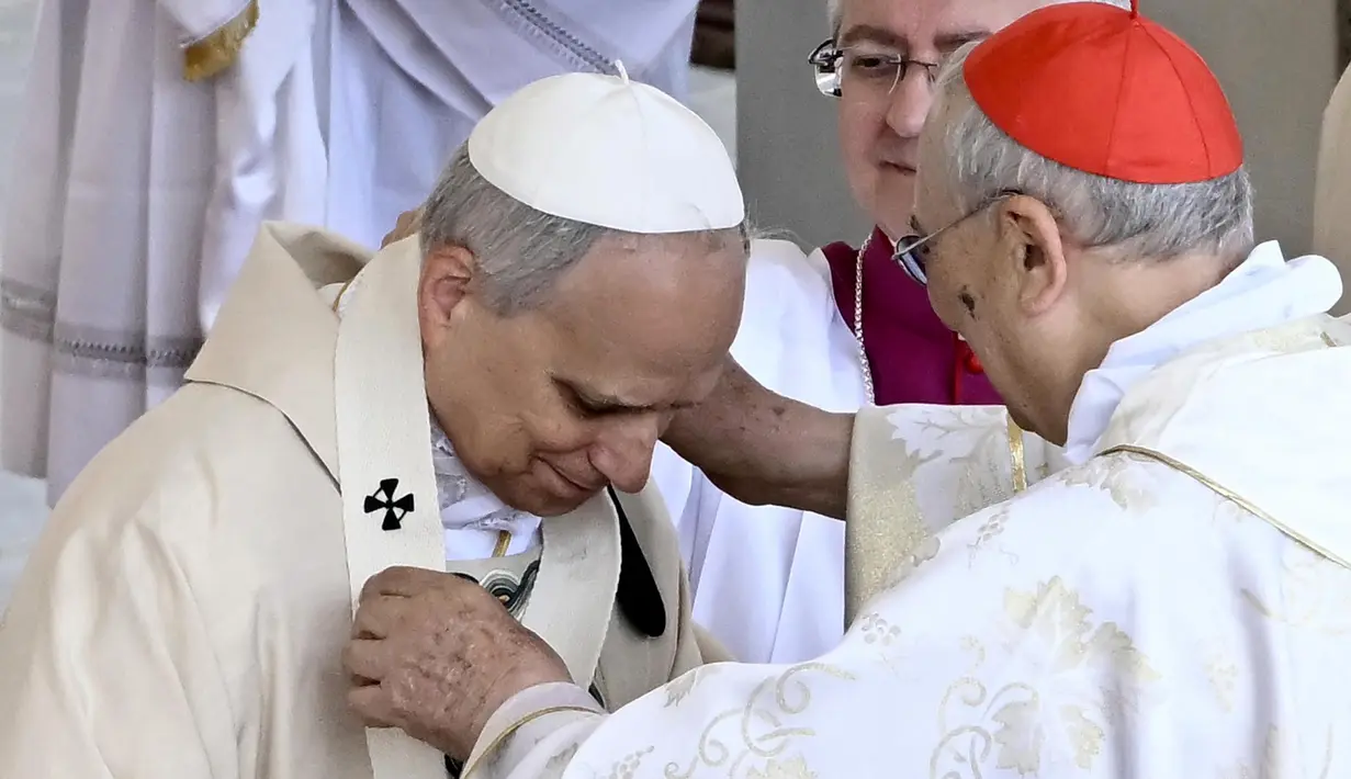 Sebelumnya, Paus Leo XIV juga menerima pallium dari Kardinal Prancis Dominique Mamberti. (Filippo MONTEFORTE/AFP)