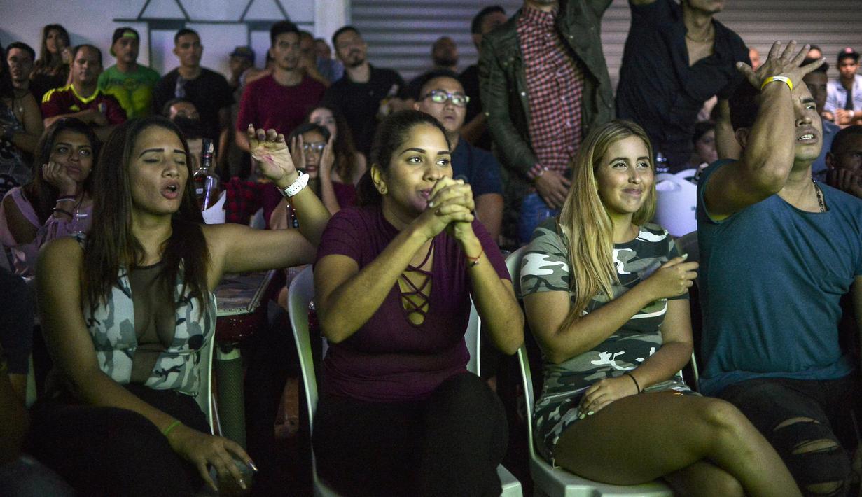 Ekspresi fans saat timnya gagal mencetak gol melawan Inggris pada final  final Piala Dunia U-20 di Caracas, Venezuela, (11/6/2017). (AFP/Luis Robayo)
