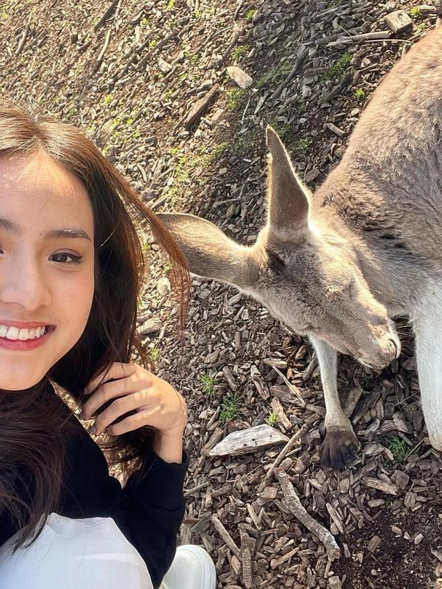 Tampil Stylish, Ini 7 Potret Angie Marcheria Saat Liburan ke Australia