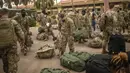 Tentara AS bersiap mengikuti latihan militer Singa Afrika di Agadir, Maroko, Rabu (9/6/2021). Dengan lebih 7.000 peserta dari sembilan negara dan NATO, Singa Afrika adalah latihan terbesar Komando Afrika AS. (AP Photo/Mosa'ab Elshamy)