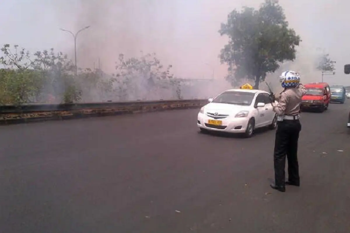 20150929-Kebakaran Rumput-Tol Kampung Rambutan-Cikunir Macet-Jakarta