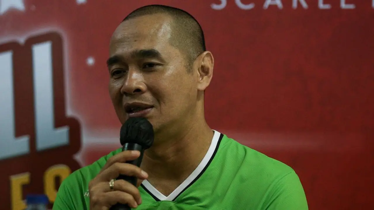 Kurniawan Dwi Yulianto dalam konferensi pers laga ekshibisi Star Football Challenges bersama John Terry dan Alessandro Nesta di Stadion Patriot Candrabhaga, Bekasi, Sabtu (12/11/2022) (c) Bola.net/Bagaskara Lazuardi