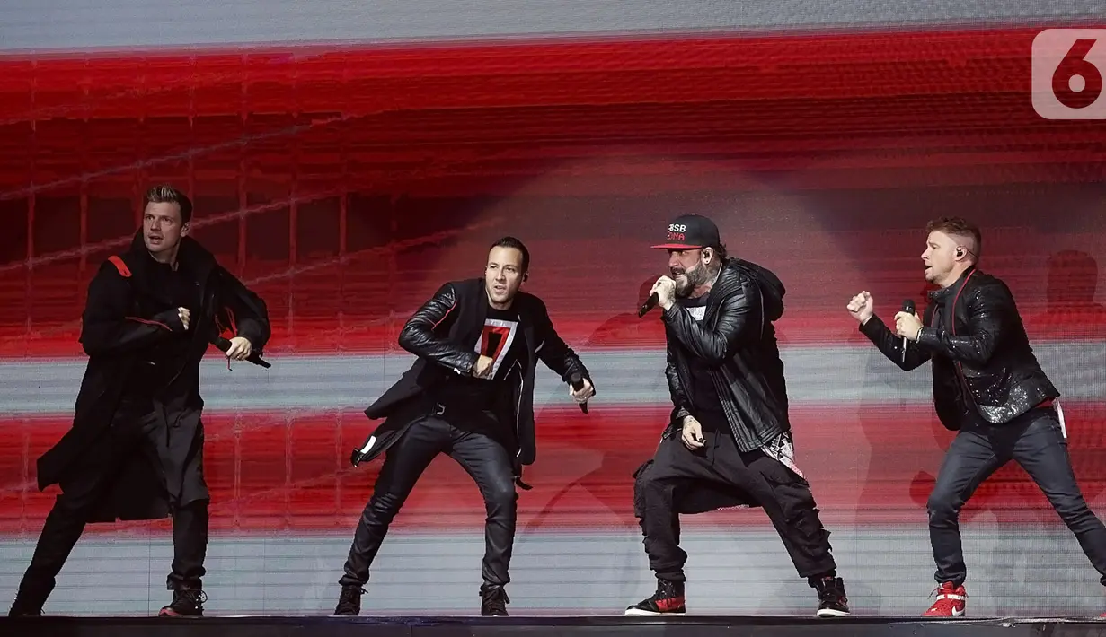 (Kiri ke kanan) Personel boyband Backstreet Boys Nick Carter, Howie Dorough, A.J. McLean, dan Brian Littrell tampil menghibur penggemarnya saat konser di JIExpo Kemyoran, Jakarta, Sabtu (26/10/2019). Backstreet Boys sukses membius ribuan penggemarnya. (Fimela.com/Bambang Ekoros Purnama)