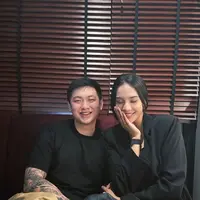 Selama liburan di Jepang, pasangan ini tampil dengan berbagai outfit serasi yang mencuri perhatian. Yuk, intip deretan gaya couple mereka! [@anyageraldine/@torawidjaja].