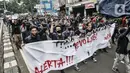 Mahasiswa Universitas Indraprasta atau Unindra menggelar longmarch menolak UU Cipta Kerja di Jalan TB Simatupang, Jakarta, Rabu (7/10/2020). Sekitar 200 mahasiswa Unindra longmarch sebagai bentuk kekecewaan atas pemerintah dan DPR yang telah mengesahkan UU Cipta Kerja. (merdeka.com/Iqbal S. Nugroho)