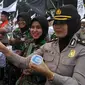 Polwan membagikan minuman kepada para pendemo saat Aksi Damai 4 November, Jakarta, Jumat (4/11). (Liputan6.com/ Richo Pramono)