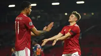 Pemain Manchester United Daniel James merayakan dengan Mason Greenwood usai mencetak gol ke gawang Istanbul Basaksehir pada pertandingan Grup H Liga Champions di Old Trafford, Manchester, Inggris, Selasa (24/11/2020). MU memuncaki Grup H usai menang atas Istanbul Basaksehir. (AP Photo/Dave Thompson)