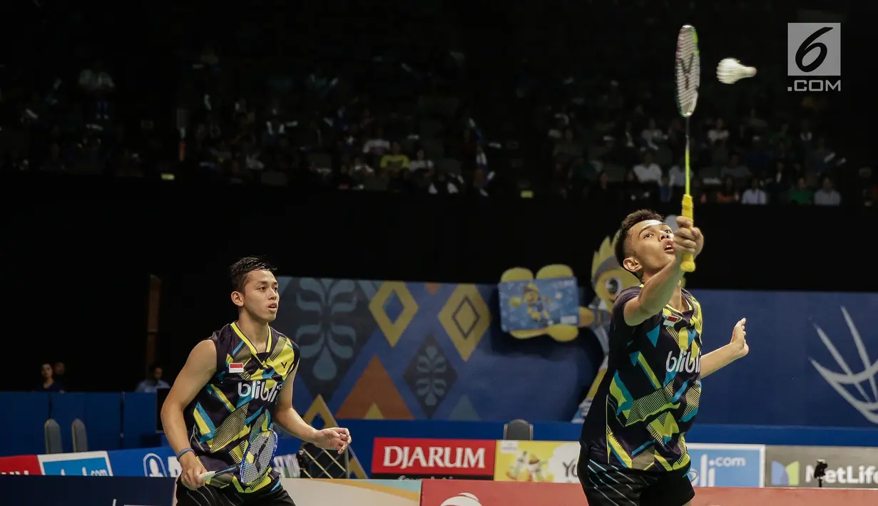 Ganda Putra Indonesia, Fajar Alfian memukul kok saat melawan Kittinupong Kedren/Dechapol Puavaranukroh di babak perempat final Indonesia Open 2017 di Jakarta, Jumat (16/6). Fajar/Rian menang 21-13, 18-21, 21-12. (Liputan6.com/Faizal Fanani)