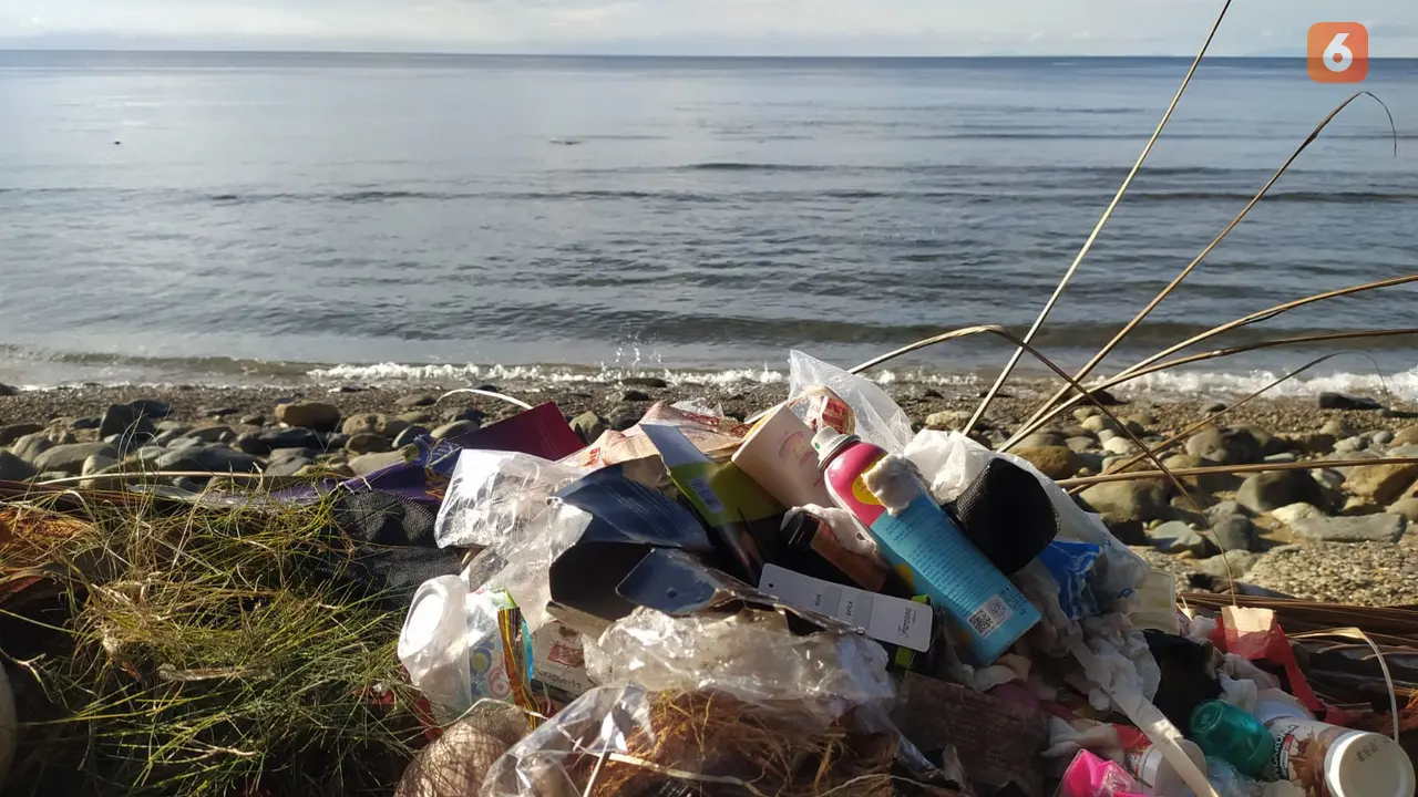 Kondisi persisir pantai di wilayah Kabupaten Bone Bolango yang dikotori sampah (Foto: Arfandi Ibrahim/Liputan6.com)