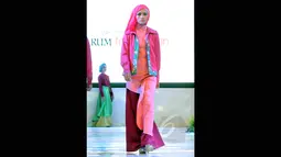 Model berpose memakai busana rancangan Irna Mutiara dan siswi SMK binaan di Kudus, Jawa Tengah, Rabu (11/3/2015). Fashion show tersebut merupakan bagian dari peresmian SMK NU Banat sebagai sekolah fashion khusus busana muslim. (Liputan6.com/Panji Diksana)