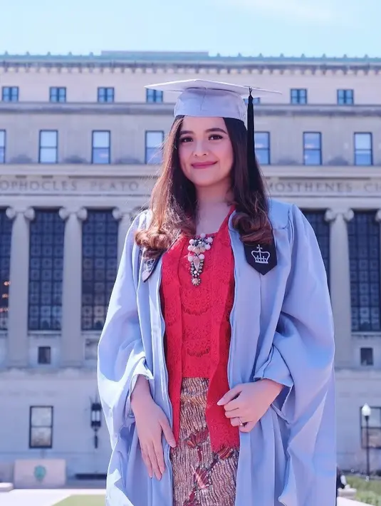 <p>Kebaya kutu baru pun masih menjadi tren saat wisuda seperti yang dikenakan Tasya ini. Tinggal tambahkan bros agar lebih bervariasi. @tasyakamila</p>
