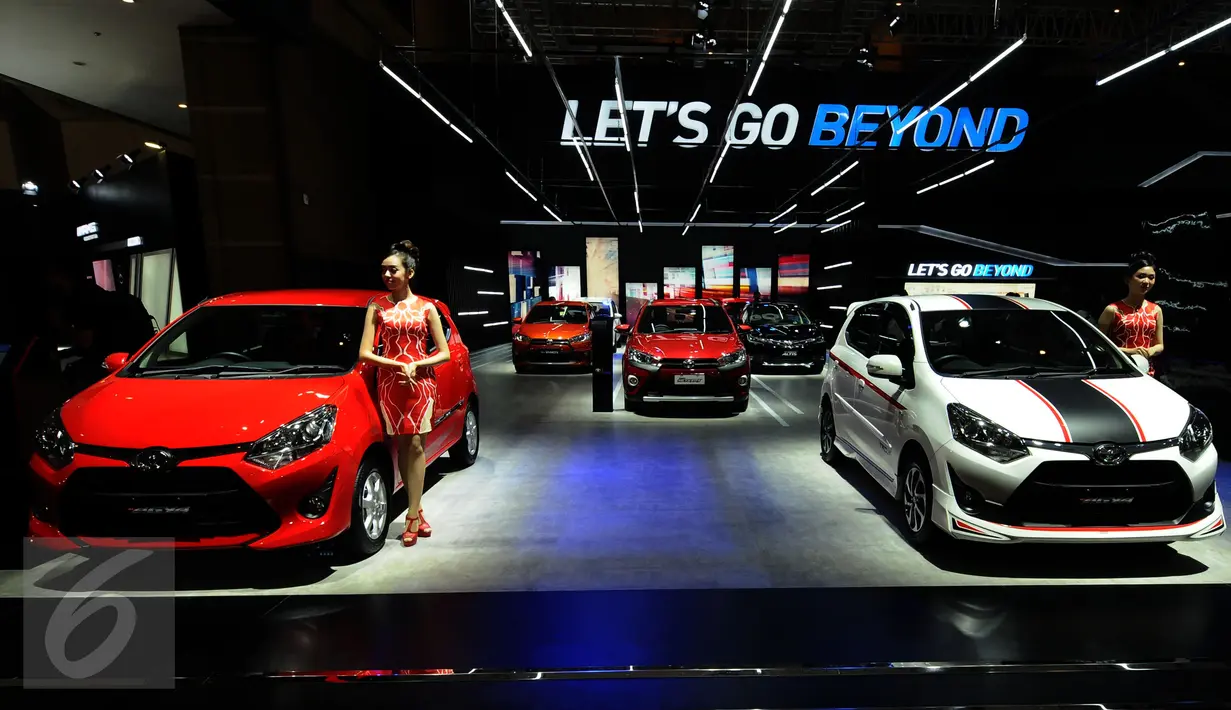 Model berdiri disisi deretan salah satu merek mobil yang dipamerkan di Indonesia Internasional Motor Show (IIMS) 2017, Jakarta, Kamis (27/4). 30 merek kendaraan roda dua maupun roda tiga dipamerkan hingga 7 Mei mendatang. (Liputan6.com/Helmi Fithriansyah)