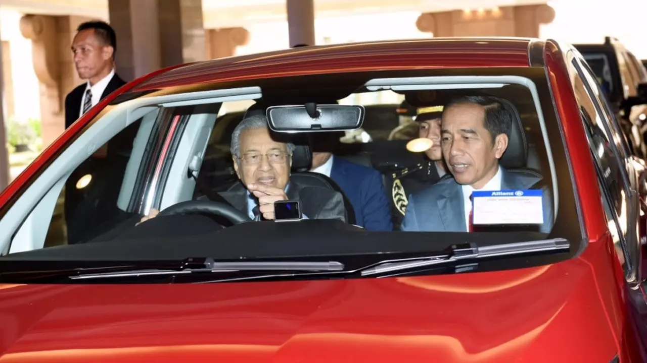 Presiden Jokowi menumpangi mobil yang dikemudikan Perdana Menteri (PM) Malaysia Mahathir Mohamad. (BPMI Setpres/Muchlis Jr)