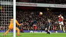 Striker Arsenal, Pierre-Emerick Aubameyang, melepaskan tendangan saat melawan Fulham pada laga Premier League di Stadion Emirates, London, Selasa (1/1). Arsenal menang 5-1 atas Fulham. (AFP/Glyn Kirk)