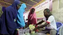 Warga Somalia saat menerima iftar (makanan berbuka puasa) dari sebuah organisasi amal Qatar selama bulan suci Ramadan, di ibukota Mogadishu, Senin (22/6/2015). (REUTERS/Feisal Omar)