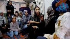Ratu Rania dari Yordania (tengah), berbincang dengan pengungsi perempuan Suriah selama kunjungannya di kamp pengungsi Kara Tepe di pulau Yunani, Lesbos, Senin (25/4). (REUTERS/Alkis Konstantinidis)