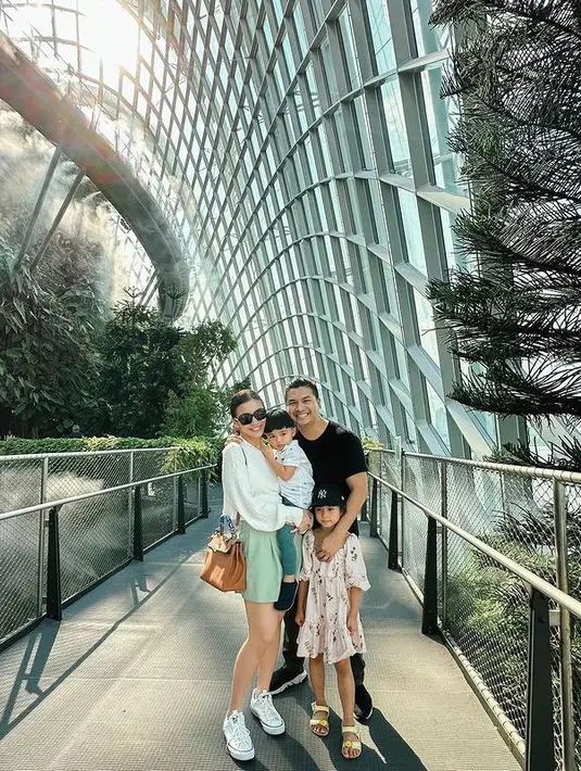 Tidak hanya kemesraan dan keharmonisan keduanya yang mencuri perhatian. Tapi juga penampilan Chelsea yang dipuji masih seperti gadis meski sudah punya dua anak. "Kayak masih gadis,"  tulis brgita_yldfnda. 
 [Instagram/chelseaoliviaa]