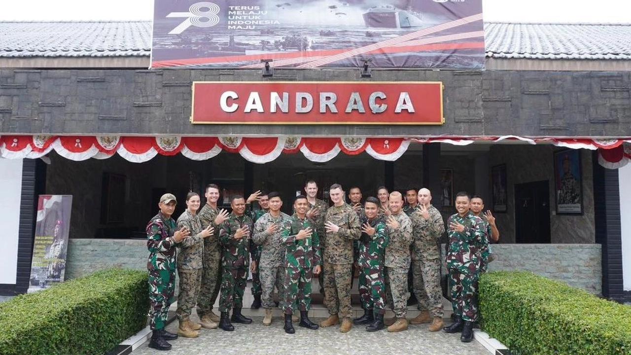 Potret kompak prajurit marinir dan prajurit USMC berfoto bersama di depan gedung Candraca.