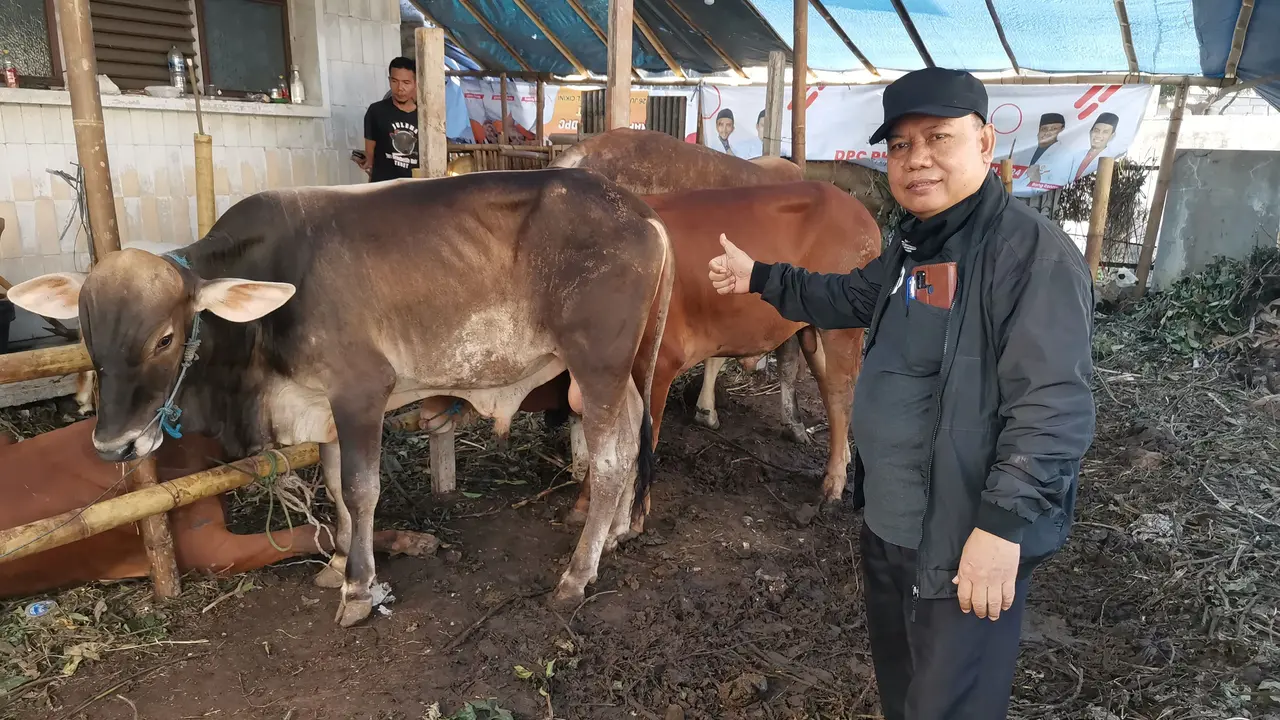 Khoir Afandi (52), penjual hewan kurban di kawasan Tebet, Jakarta Selatan, Minggu (10/7/2022). (Sulaeman)