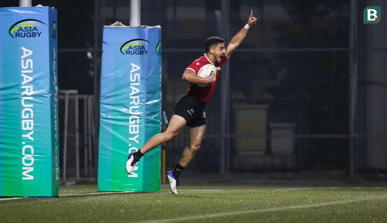 Pemain tim rugby putra Iran, Mohammad Javad Fouladvand melakukan selebrasi sebelum mencetak poin saat laga Asia Rugby Sevens Trophy 2022 melawan tim rugby putra Thailand yang berlangsung di GBK Rugby Field, Jakarta, Sabtu (06/08/2022). (Bola.com/Bagaskara Lazuardi)