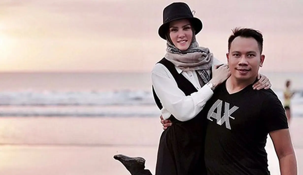 Tidak sampai disitu, akun instagram lambe_turah mengunggah lima foto terkait Vicky. Dalam foto pertama, tertulis Surat Tanda Penerimaan Laporan Pengaduan terkait dugaan penggelapan. (Instagram/vickyprasetyo777)