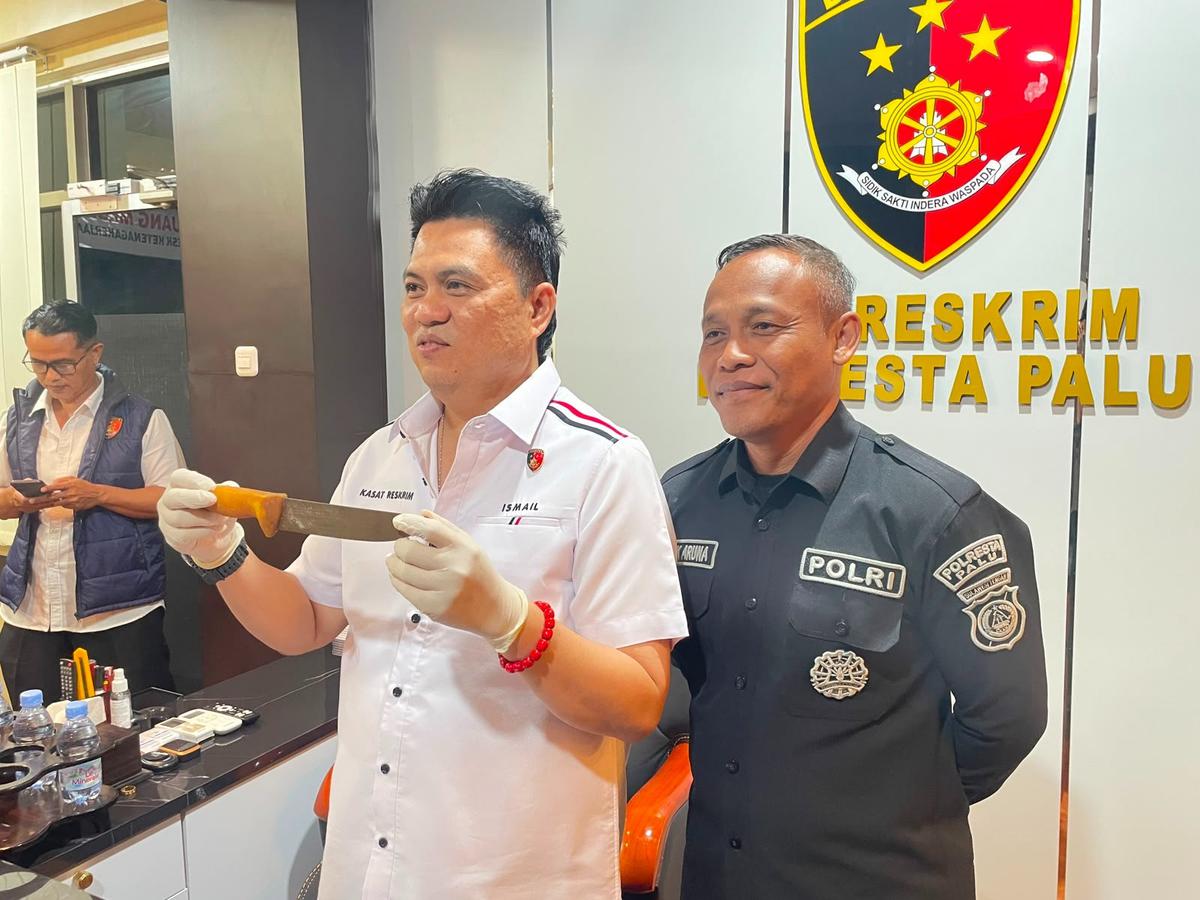 Pelaku pembunuhan satu keluarga di Kota Palu inisial AK saat ditangkap polisi. (Istimewa).