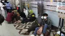 <p>Sejumlah pengunjung beristirahat disela mengunjungi Pasar Tanah Abang, Jakarta, Sabtu (23/4/2022). Menjelang Lebaran, Pasar Tanah Abang dipadati pengunjung yang memburu busana atau pakaian muslim untuk menyambut Hari Raya Idul Fitri 1443 Hijriah. (Liputan6.com/Herman Zakharia)</p>