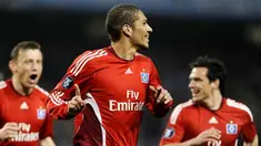Hamburg's Jose Paolo Guerrero celebrates after scoring the opening goal against Manchester City during the UEFA Cup quarter-final second leg at the City of Manchester Stadium on April 16, 2009. AFP PHOTO/Adrian DENNIS