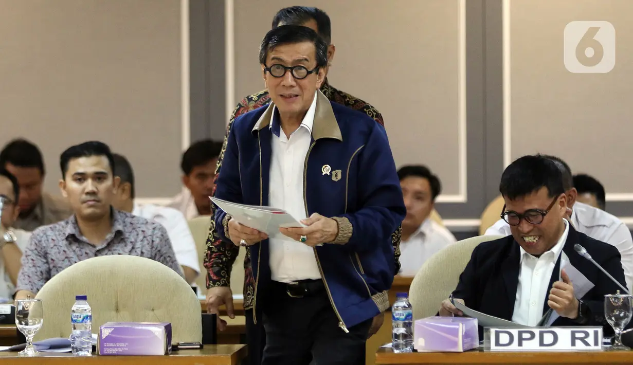 Menkumham Yasonna Laoly bersiap menyerahkan berks kepada Badan Legislasi (Baleg) DPR dalam rapat kerja di Kompleks Parlemen, Senayan, Kamis (16/1/2020). Baleg DPR membuka peluang mengurangi jumlah RUU program legislasi nasional (prolegnas) prioritas tahun 2020-2021. (Liputan6.com/Johan Tallo)
