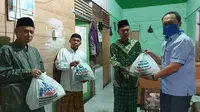 Bakal cagub Sumbar Mulyadi membantu warga terdampak corona. (Istimewa)