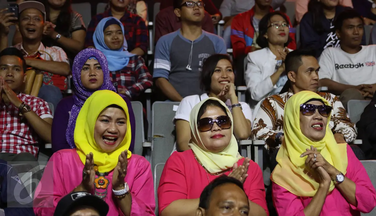 Penoton saat mengikuti acara Golden Memories Indosiar bersama Bank BTN di Studio 1 Indosiar, Daan Mogot, Jakarta, Sabtu (03/12). Grup band GIGI juga diminta untuk menyanyikan lagu-lagu nostalgia. (Liputan6.com/Immanuel Antonius)