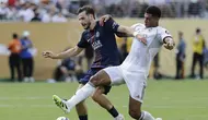 Pemain PSG Khvicha Kvaratskhelia dan gelandang Real Madrid, Jude Bellingham, berebut bola dalam laga semifinal Piala Dunia Antarklub di East Rutherford, New Jersey,&nbsp;Kamis (10/7/2025). (AP Photo/Adam Hunger)