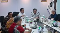 Sekretaris Kabinet Teddy Indra Wijaya berdiskusi dengan Menteri Ketenagakerjaan Yassierli di Kantor Kementerian Ketenagakerjaan, Jakarta, Jumat (10/10/2025) (@sekretariat.kabinet)