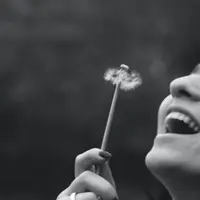 Ilustrasi bahagia, menikmati hidup, bebas. (Photo by George Shervashidze: https://www.pexels.com/photo/smiling-woman-holding-dandelion-flower-403448/)