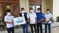 Serikat Pekerja Badan Penyelenggaran Jaminan Sosial Ketenagakerjaan (SP BPJAMSOSTEK) menyerahkan bantuan sebesar Rp310 juta untuk korban bencana alam di berbagai daerah di Indonesia.