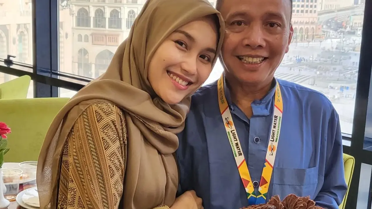 6 Momen Kejutan Ulang Tahun Ayah Ayu Ting Ting, Dirayakan di Tanah Suci