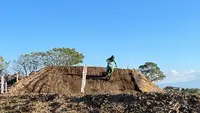 Pembalap asal Prancis, Romain Febvre, berhasil menjadi yang tercepat dalam race kedua MXGP Sumbawa 2023 di Sirkuit Samota, NTB, Minggu (25/6/2023) (Bola.com/Wiwig Prayugi)