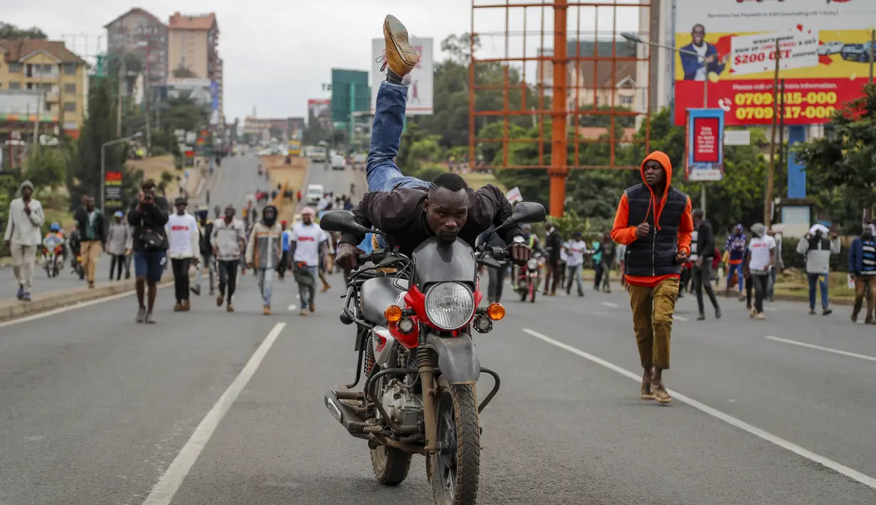 <p>Seorang pengunjuk rasa Emmanuel Wafula di Nairobi mengatakan ia menginginkan Presiden William Ruto untuk menurunkan biaya hidup, bukan menaikkannya melalui paket pajak yang baru saja disahkan oleh pemerintahannya. (AP Photo/Brian Inganga)</p>