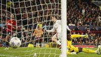 Pemain Galatasaray, Kerem Akturkoglu (tengah), berhasil menjebol gawang Manchester United yang dijaga oleh Andre Onana (kanan), dalam pertandingan lanjutan Grup A Liga Champions 2023/2024 yang berlangsung di Old Trafford, Manchester, Rabu (4/10/2023) dini hari WIB.(AP Photo/Dave Thompson)