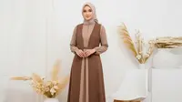 8 Model Gamis Terbaru Kombinasi Rompi yang Beri Kesan Tubuh Lebih Tinggi di 2025