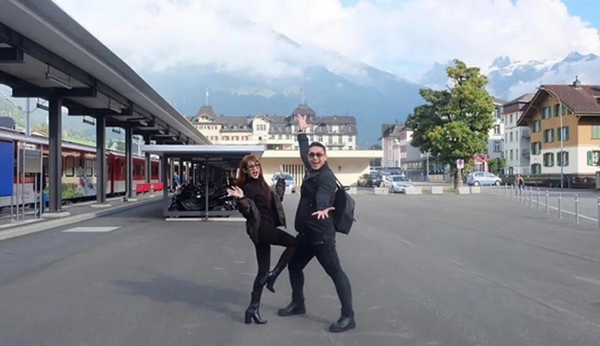 "Jarang banget buka puasa bareng istri. Dia kan punya banyak geng buka puasa tuh, sama siapa aja. Ya tapi kalaupun bisa, pasti disempatkan bersama-sama," ujar Gilang Dirga. (Instagram/adieztyfersa)