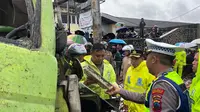 Detik-Detik Truk Tronton Bermuatan Keramik Tabrak Tugu Pembatas di Wonosobo