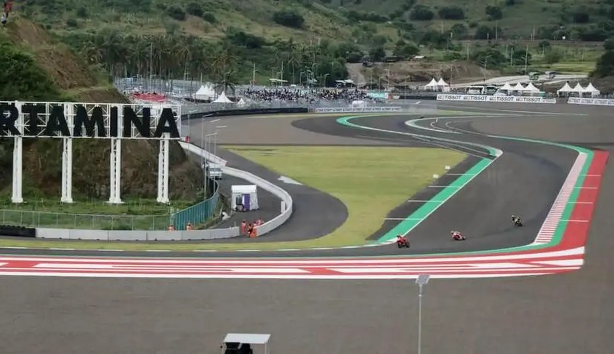 Lokasi ini memang terletak di seberang sirkuit, sehingga bisa melihat balapan final MotoGP Mandalika dari situ. (Instagram/zulkieflimansyah).