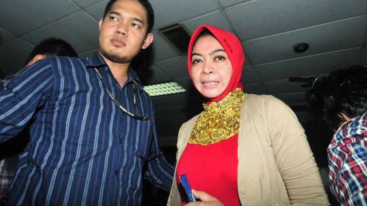 Senyum Wa Ode saat jalani sidang perdana