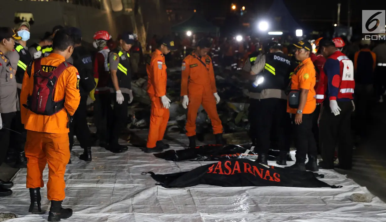 Personil SAR Gabungan bersiap mengindetifikasi kantong jenasah yang diturunkan dari KN SAR Sadewa di Pelabuhan JICT 2, Jakarta, Rabu (31/10). 189 orang menjadi korban jatuhnya pesawat Lion Air JT-610, Senin (29/10) lalu. (Liputan6.com/Helmi Fithriansyah)